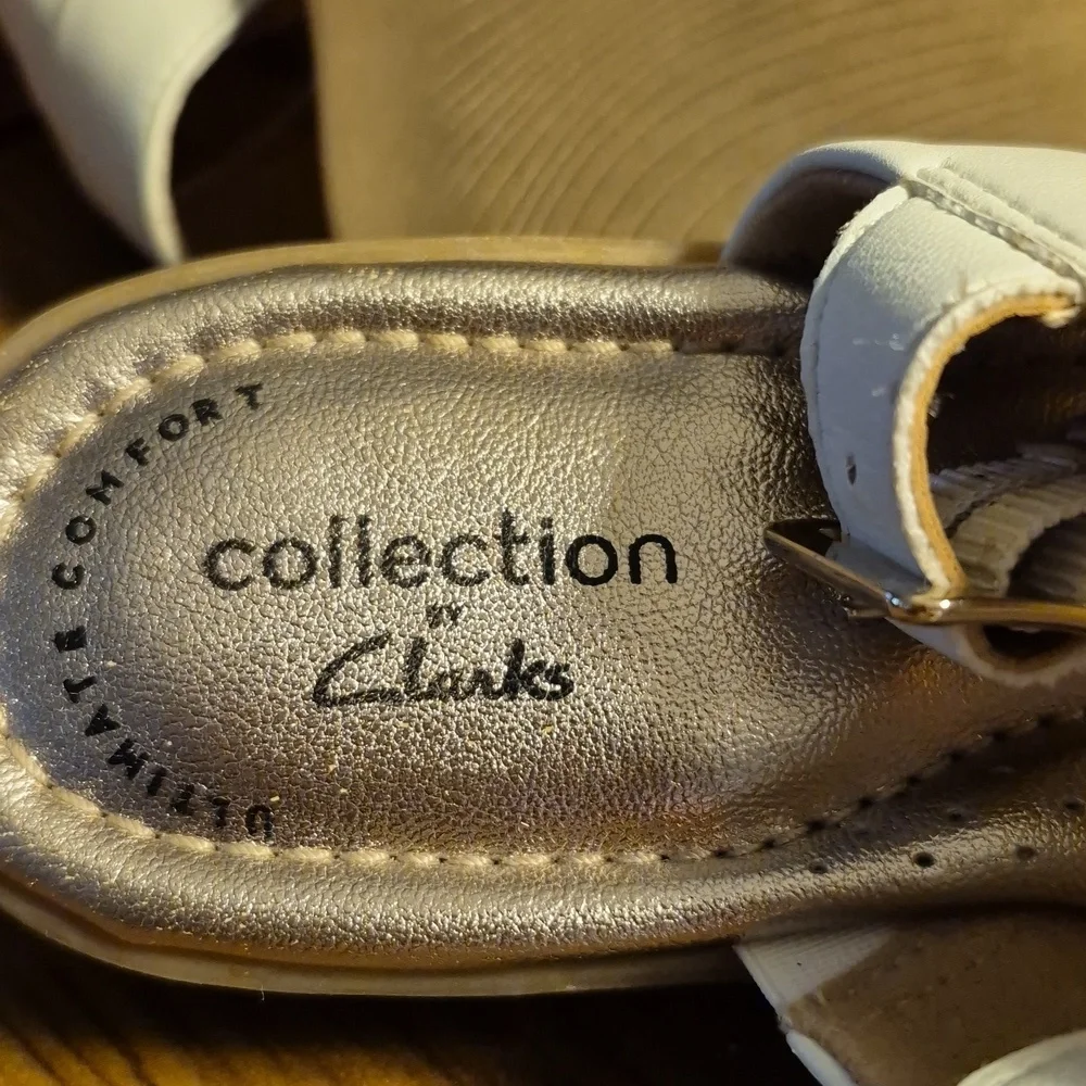 Clarks Collection Reyna Glam Flat Sandal In White. Women's Size 5 - Picture 3 of 3